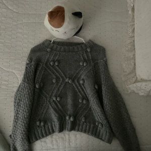 This grey knitted sweater from FOREVER 21 is perfect for a cute outfit.